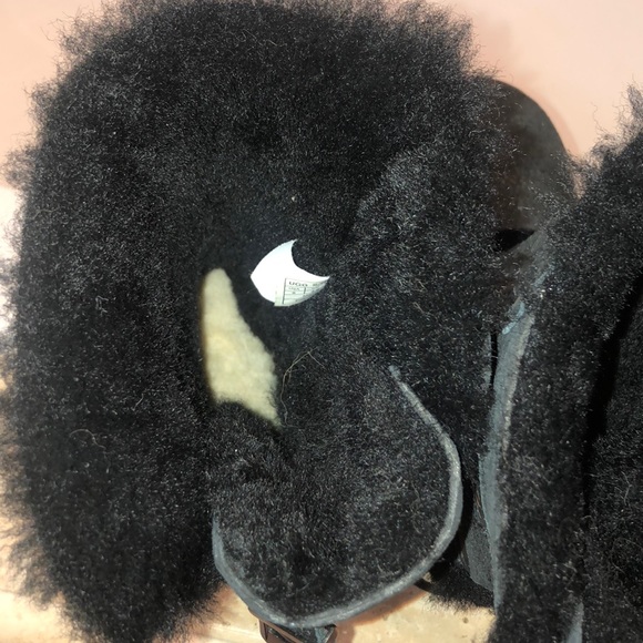 UGGS - Picture 3 of 6